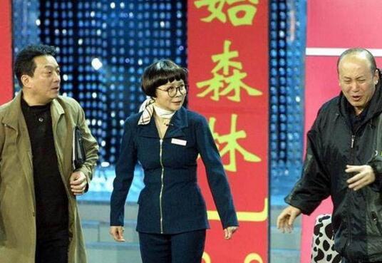 相声演员王平:传播快乐,劳累致死,墓地红黑相间,绿树作陪!