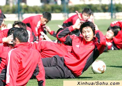 国足集训在昆明展开 张恩华训练腰肌享受快乐足球(图文)