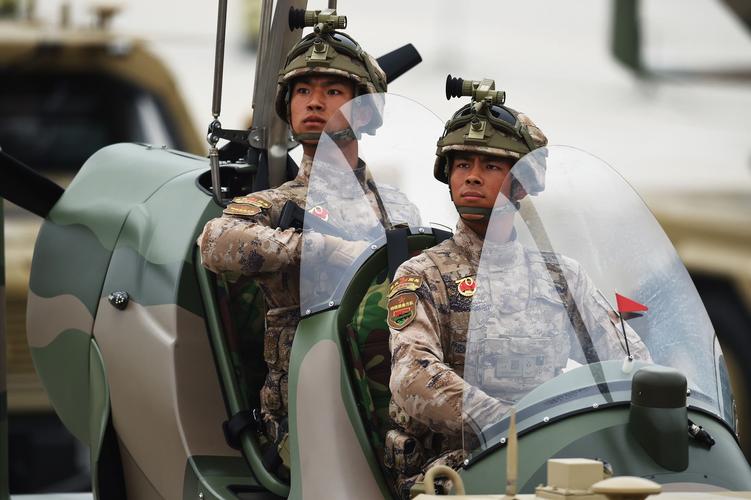 指挥员的枪套,小哥哥的头盔,重看大阅兵发现新"门道"