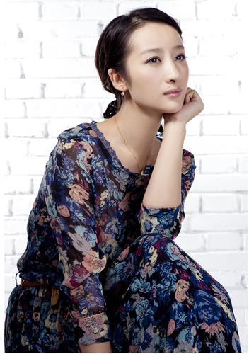 李舒桐全新写真靓丽范儿十足 彰显女神风