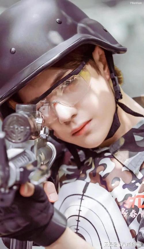 穿制服的男人最有魅力!王一博帅气的制服装,那一套惊艳了你