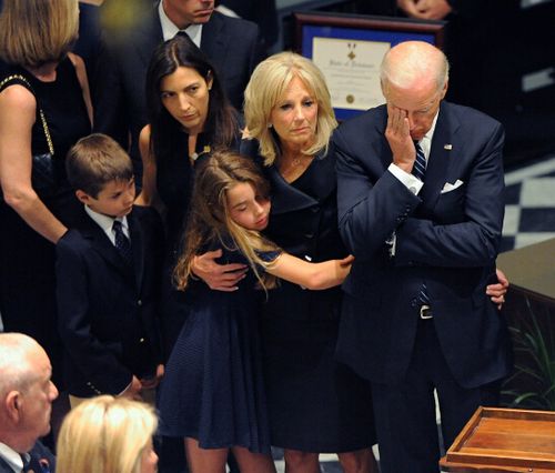 美国副总统拜登送别儿子遗体 难掩白发人送黑发人之悲痛(组图)