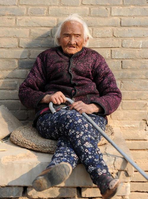 农村老奶奶93岁思维敏捷还很幽默开玩笑说自己姓碗