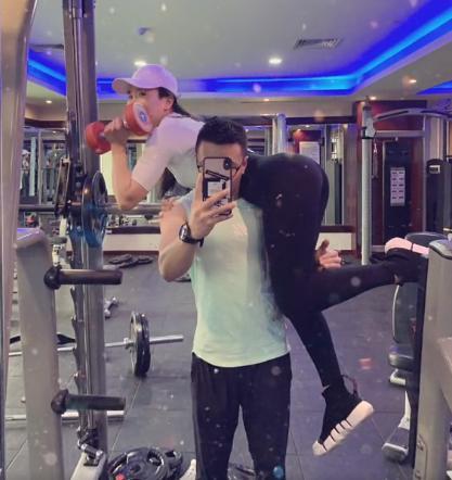 火爆网络的的"过肩抱"挑战,让你男友力爆棚,快来试试吧_手机搜狐网