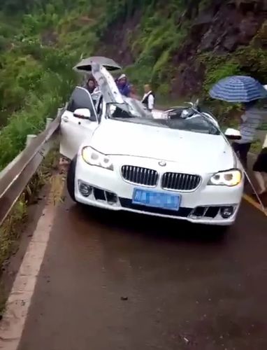 心痛宝马5系遭遇危岩坠落瞬间重创