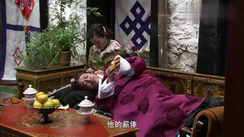西藏秘密:土登格勒躺在二太太腿上,被二太太伺候着,真有福气!