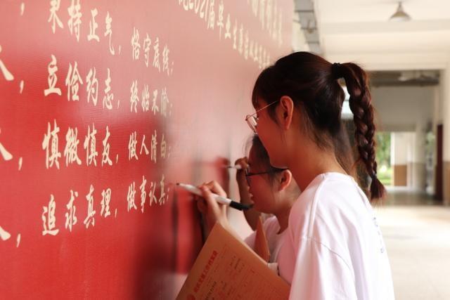 史望颖 通讯员 纪贝)"我宣誓:做廉洁之人,秉持正气,恪守底线;做勤勉之