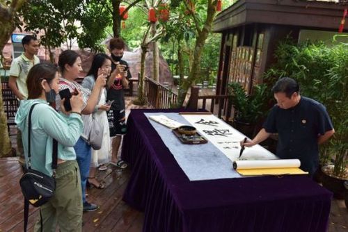 免费为景区游客表演一台民间传统魔术节目,同时,书法家现场挥毫写字给
