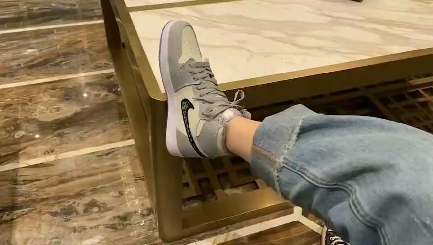 最近爱惨了的一个款,aj迪奥联名高帮鞋_airjordan_迪奥怎么样_高帮鞋