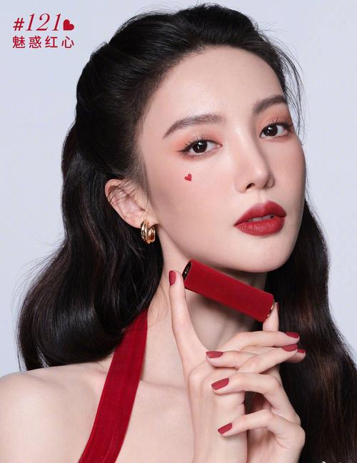 金晨晒出代言兰蔻的红唇美照性感妩媚又酷飒迷人