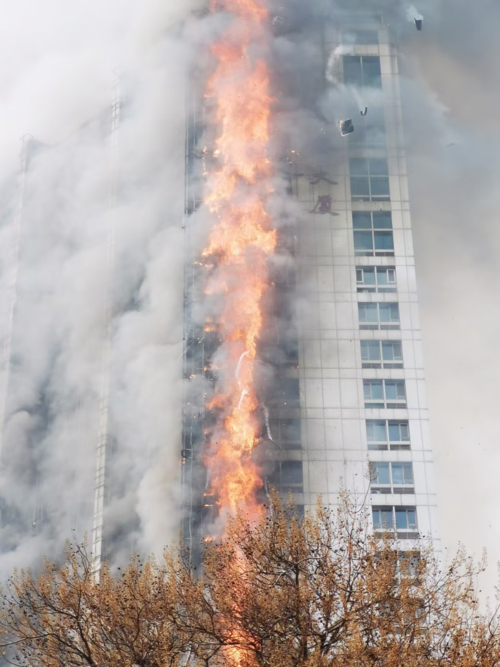 众鑫大厦火灾警示丨高层建筑火灾逃生攻略关键时刻能救命