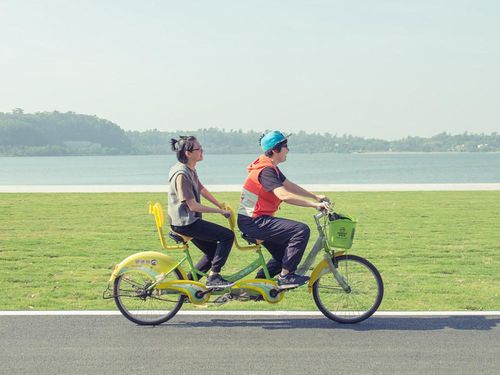 有趣的"多人游戏"自行车,可以坐下7个人,骑车就像在聚会