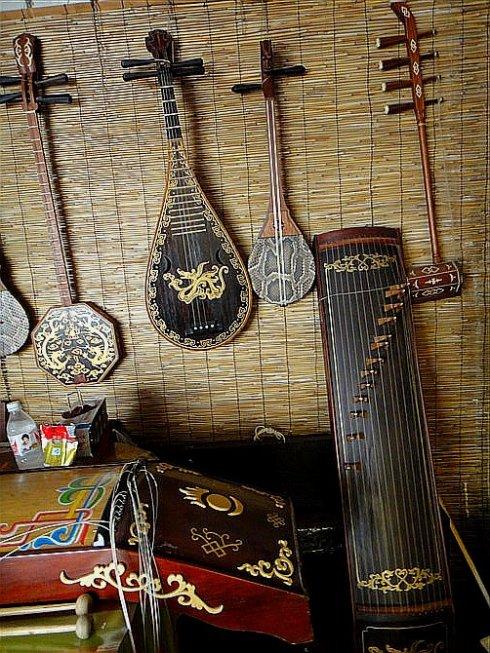 蒙古族弦鸣乐器.弹拨类.又称 "筝","蒙古筝".