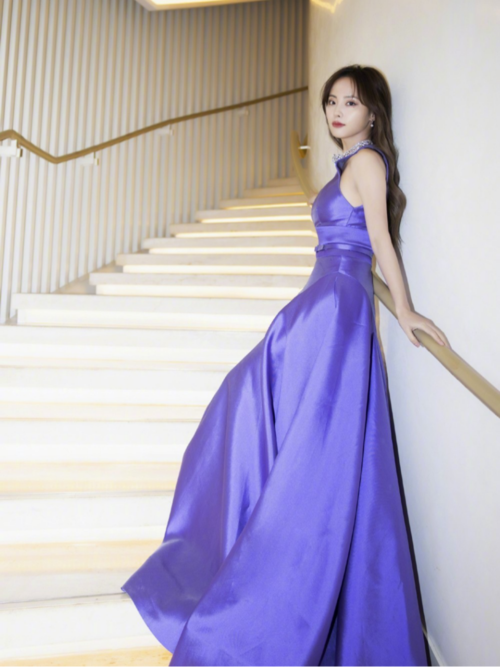 张嘉倪穿镂空礼服好身材"藏"不住!紫色面料衬托皮肤雪白,绝美