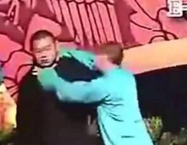 少年不可欺多年前曹云金狠掐岳云鹏脖子如今惨成背景墙