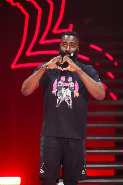 一高兴就脱鞋送粉丝,哈登这次中国行真的攒足人气!