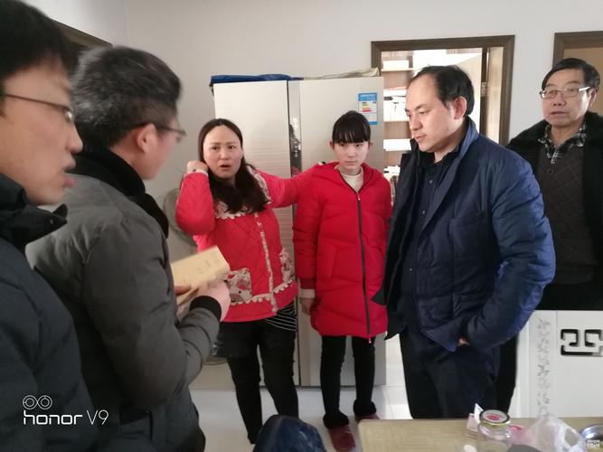 秣陵初级中学领导给老人和儿童送温暖