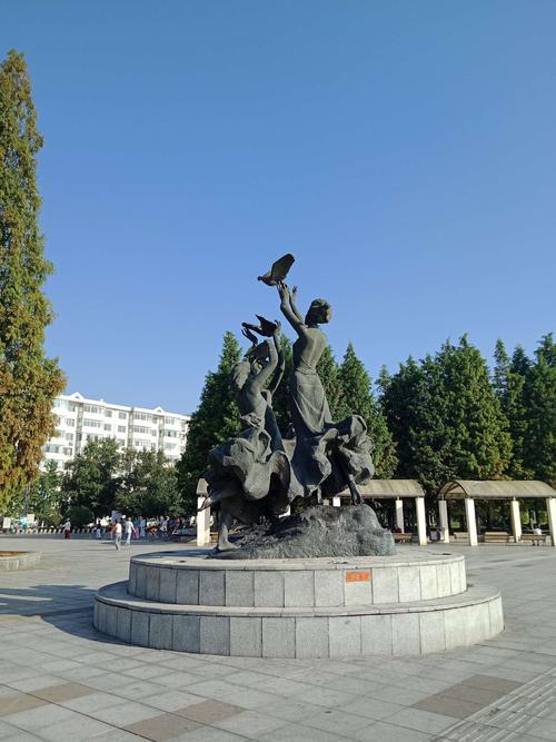 这座石雕,少女手捧和平鸽,希望我们远离战争,过上和平幸福的生活.