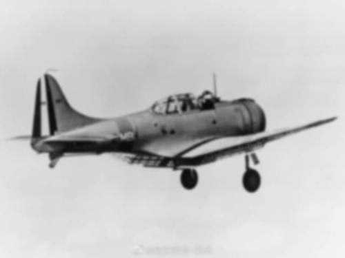 sbd无畏式俯冲轰炸机是美国道格拉斯公司开发的三座单发舰载俯冲