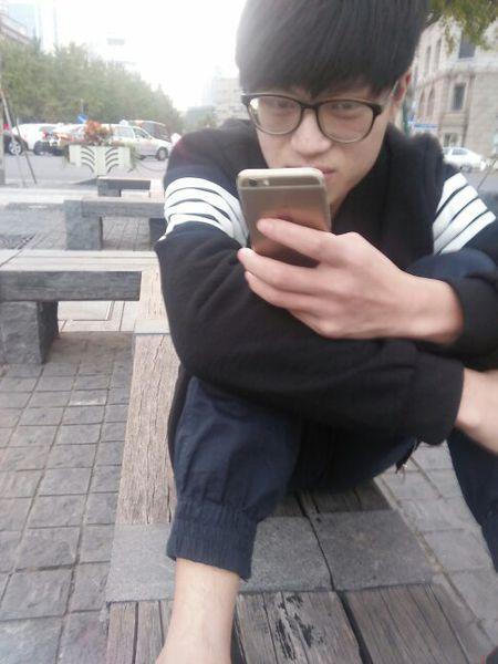 求 一个人15岁左右的男孩,照片越多越好,要帅