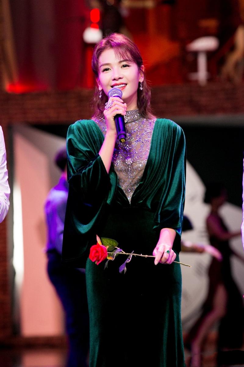 原创刘涛再登跨界歌王一袭祖母绿丝绒长裙走复古风41岁美翻天