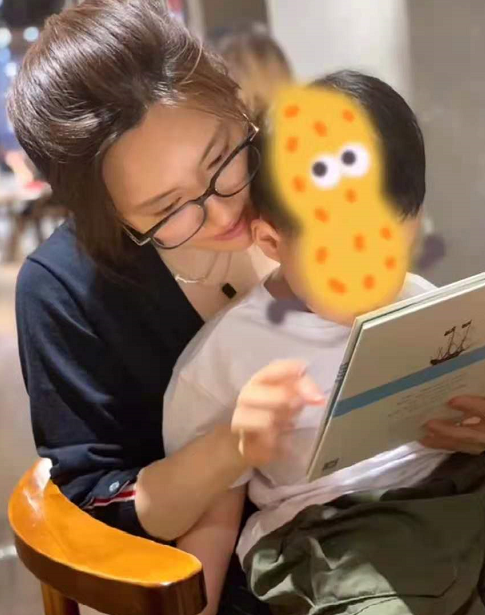 另一张照片里,巴图一家三口在外面参加变装聚会,儿子身上穿了一件南瓜