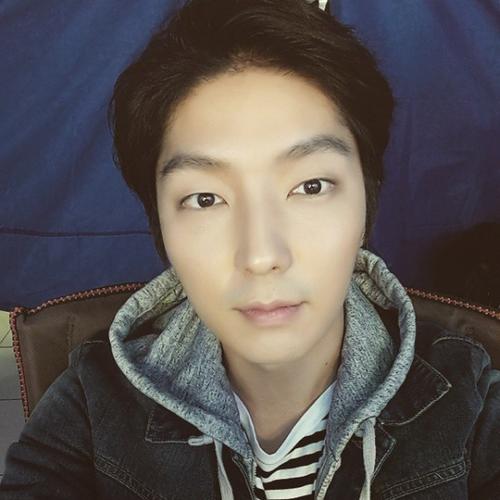 李准基在自己的instagram上传照片,并写道:"俊浩的大学生时代~.