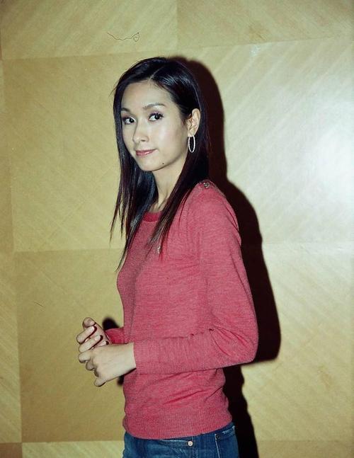 成熟女人学学杨恭如,穿酒红色长裙妩媚动人,干瘦身材也有女人味