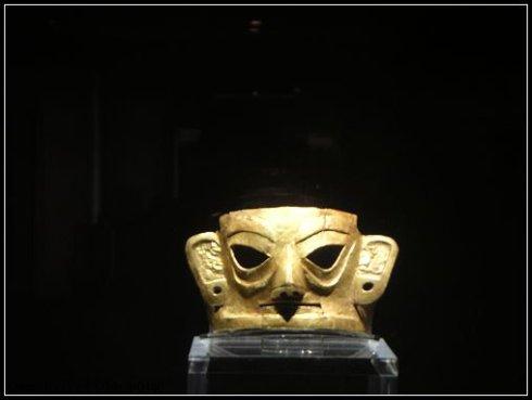 金沙遗址出土的"太阳神鸟"金饰,即"四鸟绕