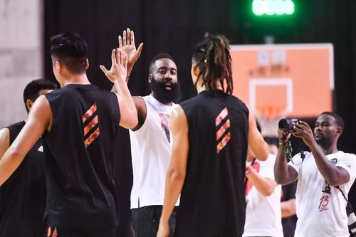 在球迷三对三的比赛中,哈登趁球迷不注意的时候,还偷偷地拽住了其中