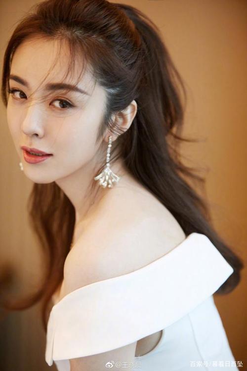 青衣型的女演员王晓晨,给人的感觉很舒服,乖巧娴熟,聪明伶俐