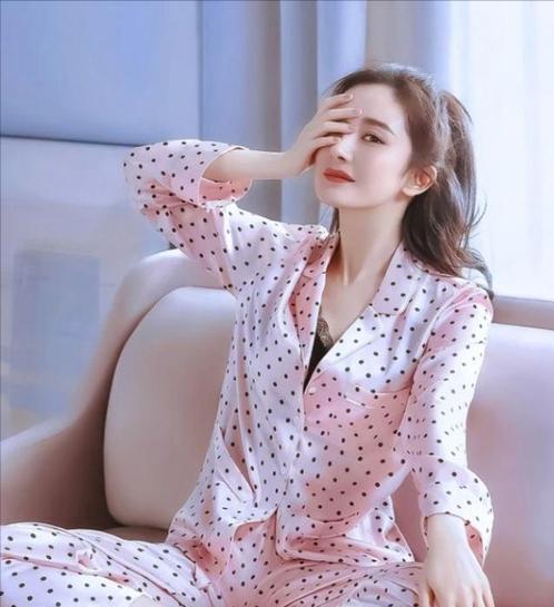 杨幂终于熟了穿睡衣丰满热辣为蔡徐坤新歌打call
