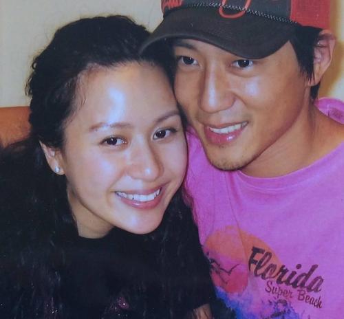 关注邝文珣为富豪老公庆祝50岁生日夫妻俩脸贴脸亲密合影大秀恩爱感情