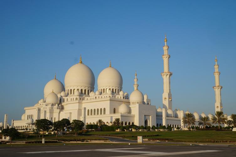 谢赫扎耶德清真寺是世界上继麦加和麦地那之后的第三大清真寺 谢赫扎