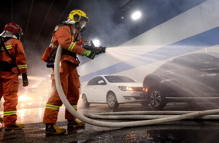首页>行业动态>正文> 4月21日,参加演练的消防员对发生碰撞失火的车辆