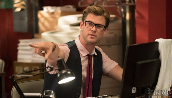 《超能敢死队》曝"锤哥"花絮 化身蠢萌男秘书