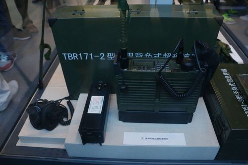 展柜里展出的171装甲车载式超短波电台.