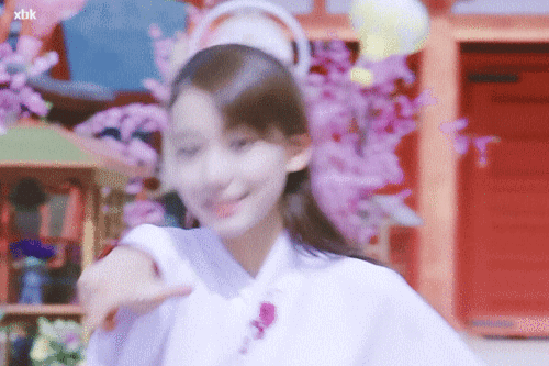 格格是回族人～是小天女里面最大的( 艸")鹅且天天在微博下面翻牌
