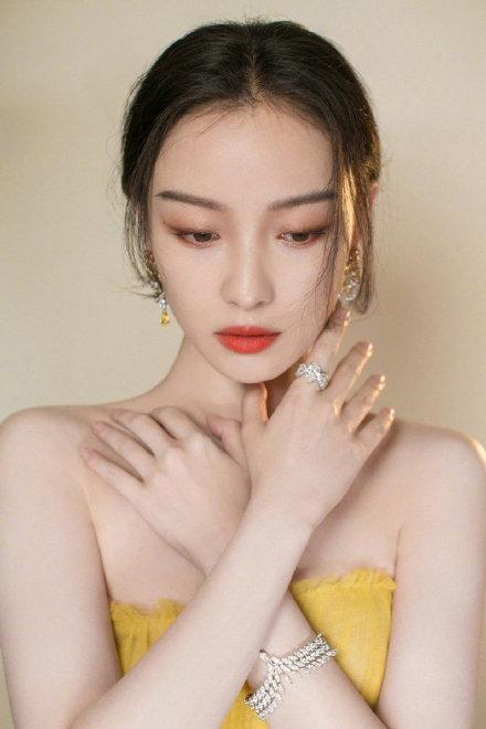 倪妮身着黄色抹胸纱裙亮相时尚风格大赏,温柔美艳天鹅颈太优美了