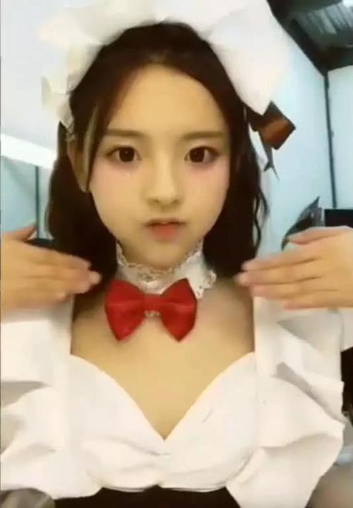 杨超越穿女仆装上演"真空"效果,遭吐槽"太平",回复吓