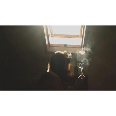颓废伤感女生微信背景图片上下留白天上下雨地上滑自己摔倒自己爬