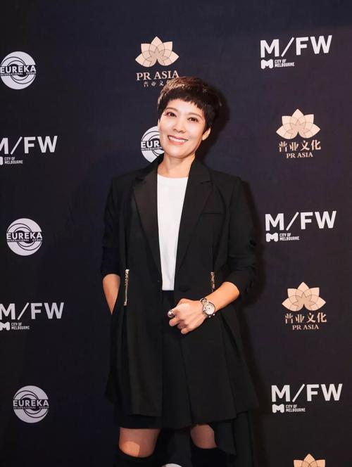 新意!墨尔本时装周li·chang发布西装与礼服的无