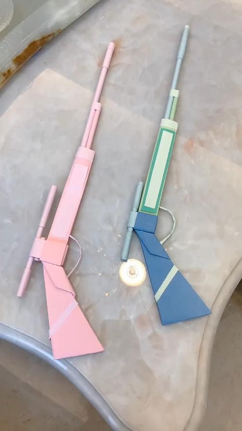 给娃安排的折纸枪又是一个跟着电视嗨的节奏