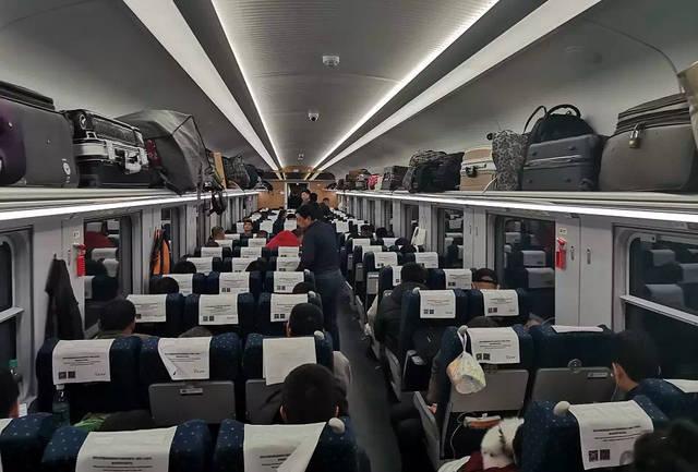 看首列经停菏泽的"绿巨人"列车内部如何