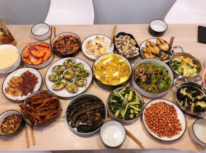 跳水女神何姿晒丰盛年夜饭,奥运冠军夫妻档两家聚餐其乐融融!