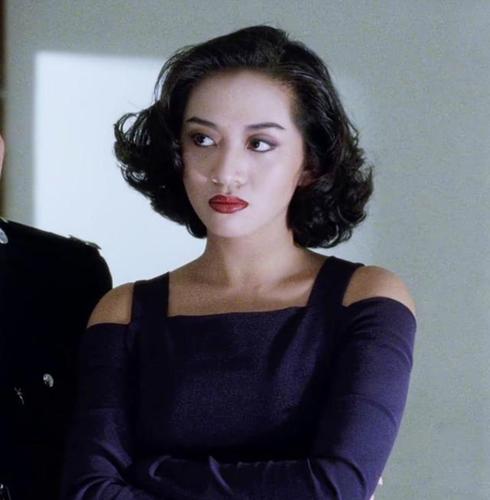 《逃学威龙3》里的梅艳芳,大姐大级别的人物,梅艳芳也是和周星驰