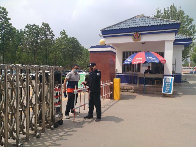 门卫保安仔细盘问