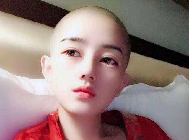 95后女孩剃光头晒佛系生活, 引170万网友围观, 琴棋书画样样精通