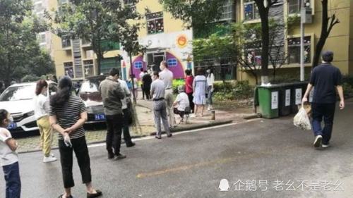 今天我早早的到小区的指定地点排队等候,轮到我做核酸检测我才发现