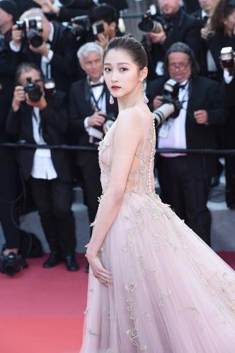 关晓彤第二次走戛纳红毯,表情有点小紧张,不过喷子